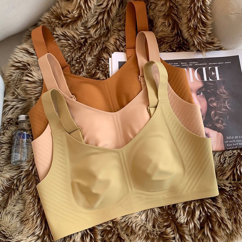 Full Coverage Bra - Große Brüste zeigen kleine Unterwäsche für